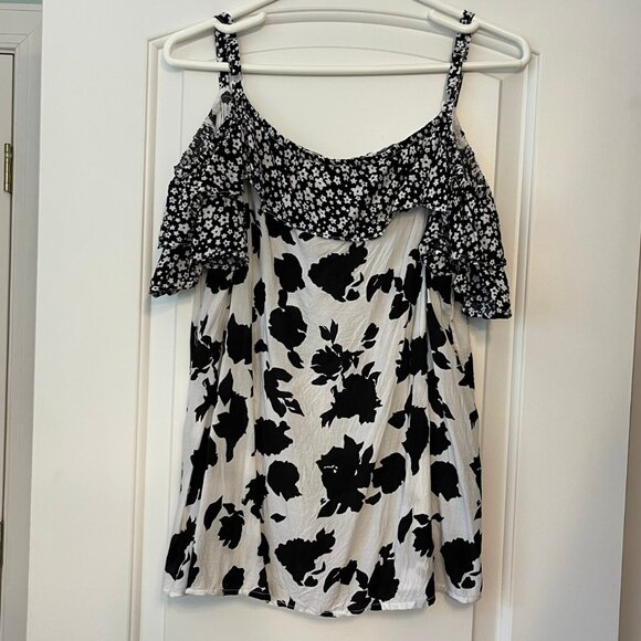 CATO Off Shoulder/Cold Shoulder Blouse with Floral Flutter Sleeves Size XL - Picture 3 of 13
